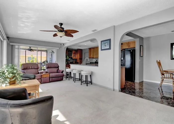 Pet Friendly Canal Front 3-Bedroom Grand Villa With Pool, Linai And Dock