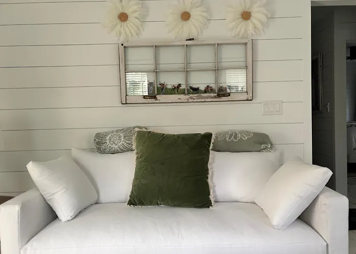 Walk To Best Eats And Shops With Salt H2O Spa
